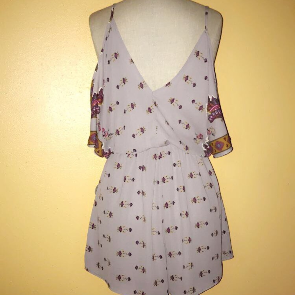 Astr Gray Print Open Shoulder Romper. - image 6